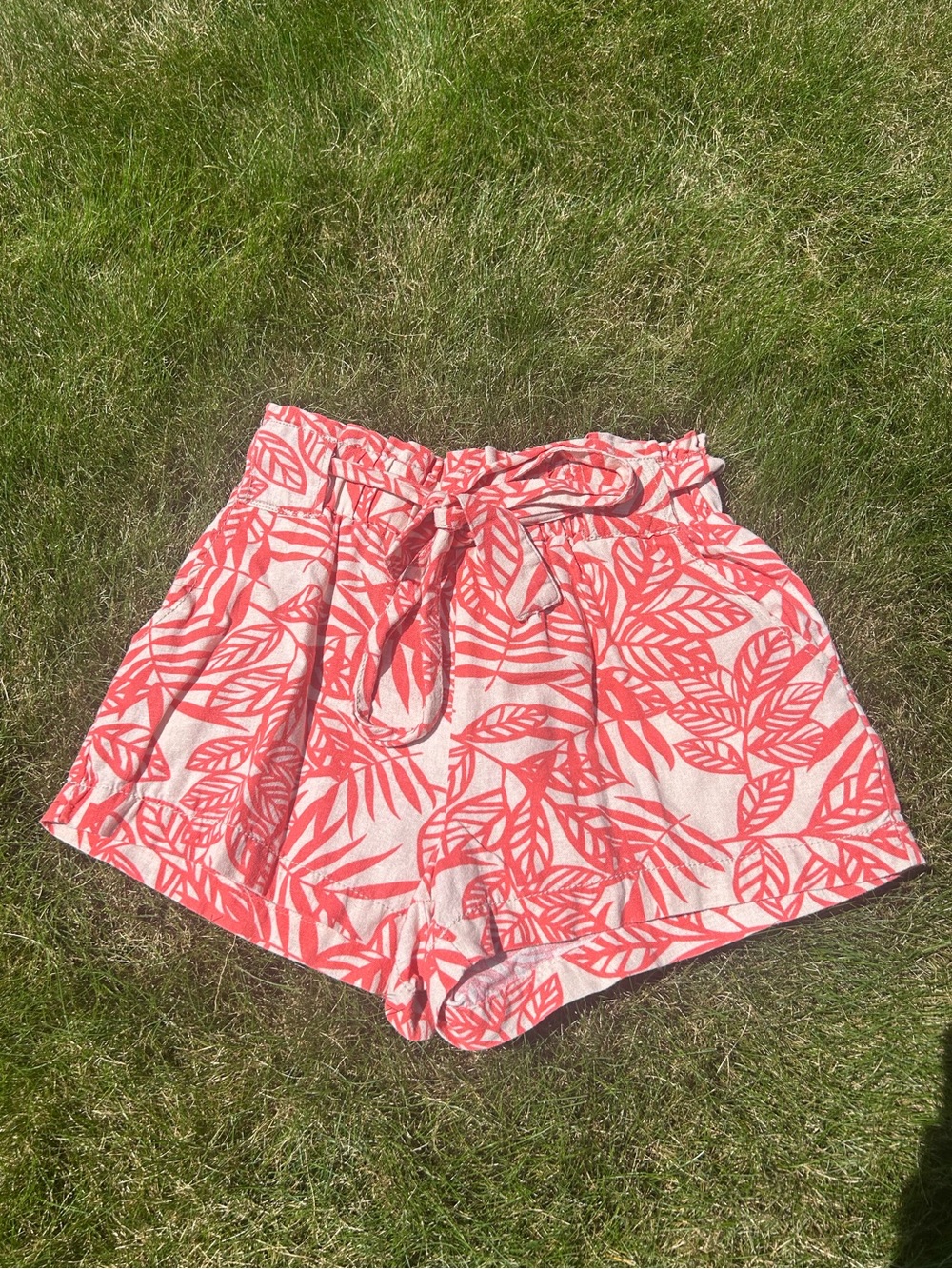 Fun Summer Leaf Pattern Shorts, Cali 1850, Size Small - Picture 1 of 4